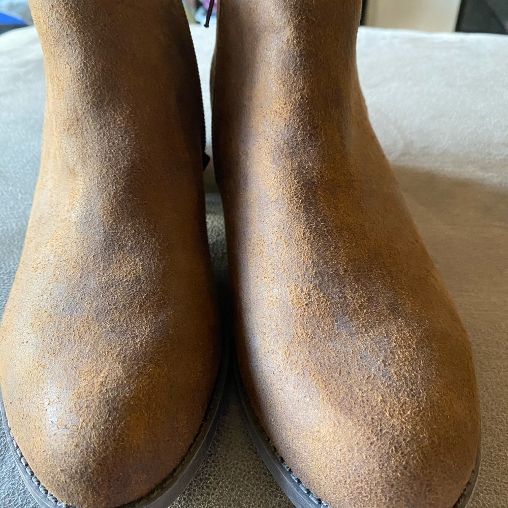 Carlos Santana cognac suedes boots